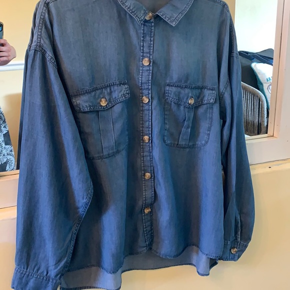 3/$10🌼 NWOT Women’s Denim blouse - Picture 2 of 3